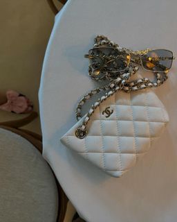 Laufey feet photo thumbnail