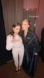 Laufey feet photo thumbnail