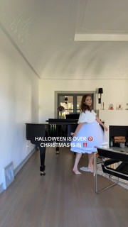 Laufey feet photo thumbnail