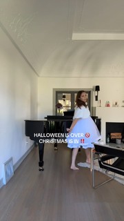 Laufey feet photo thumbnail