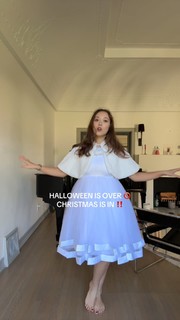 Laufey feet photo thumbnail