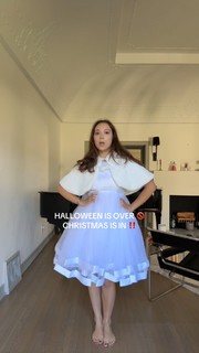 Laufey feet photo thumbnail