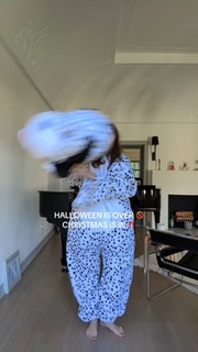 Laufey feet photo thumbnail