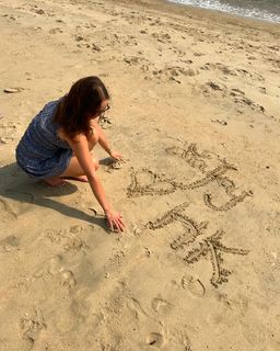 Laufey feet photo thumbnail