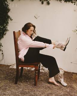 Laufey feet photo thumbnail