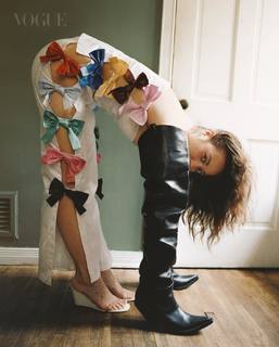 Laufey feet photo thumbnail