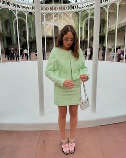 Laufey feet photo thumbnail