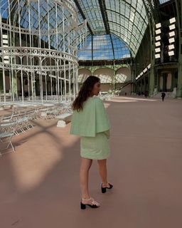 Laufey feet photo thumbnail