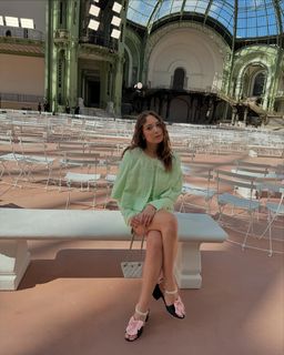 Laufey feet photo thumbnail