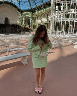 Laufey feet photo thumbnail