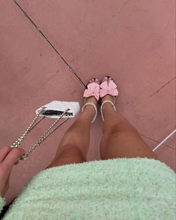 Laufey feet photo thumbnail