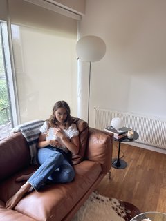 Laufey feet photo thumbnail