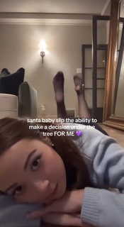 Laufey feet photo thumbnail