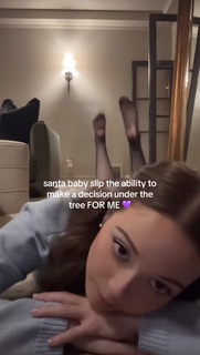 Laufey feet photo thumbnail