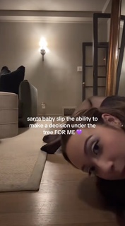 Laufey feet photo thumbnail