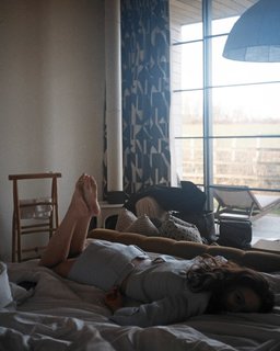 Laufey feet photo thumbnail