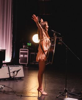 Laufey feet photo thumbnail