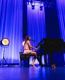 Laufey feet photo thumbnail