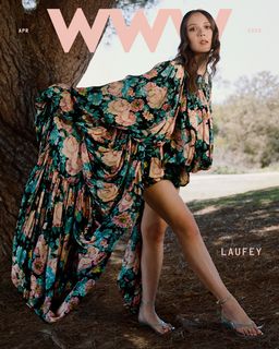 Laufey feet photo thumbnail