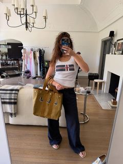 Laufey feet photo thumbnail