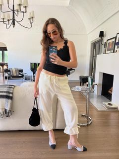 Laufey feet photo thumbnail