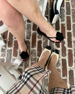 Laufey feet photo thumbnail