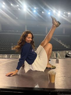 Laufey feet photo thumbnail