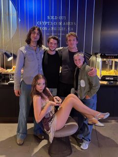 Laufey feet photo thumbnail