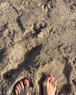 Laura Azcurra feet photo 4