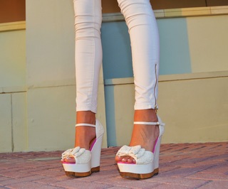 Laura Badura feet photo 7