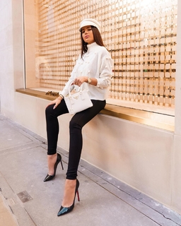 Laura Badura feet photo 4