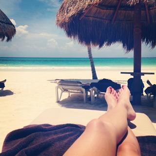Laura Bailey feet photo thumbnail
