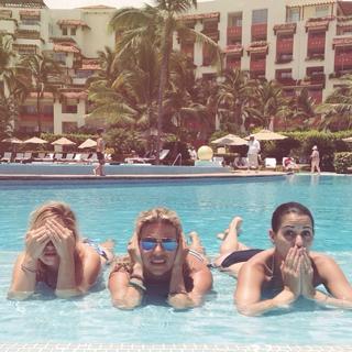 Laura Bailey feet photo thumbnail