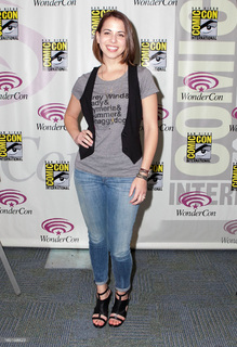 Laura Bailey feet photo thumbnail