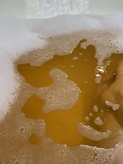 Laura Bailey feet photo thumbnail