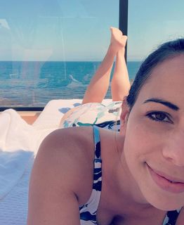 Laura Bailey feet photo thumbnail