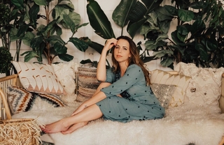 Laura Bailey feet photo thumbnail