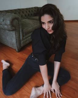 Laura Barjum feet photo 3