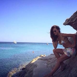Laura Barriales feet photo thumbnail