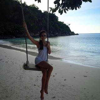 Laura Barriales feet photo thumbnail
