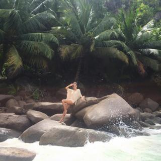 Laura Barriales feet photo thumbnail