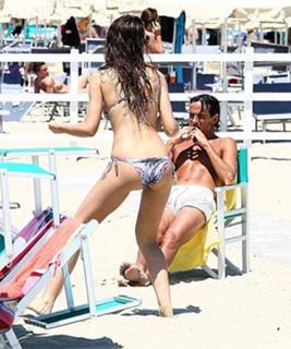 Laura Barriales feet photo thumbnail