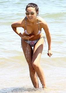 Laura Barriales feet photo thumbnail