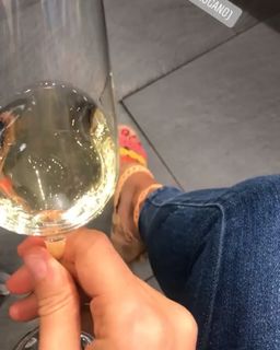 Laura Barriales feet photo thumbnail