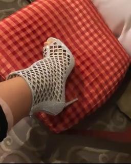Laura Barriales feet photo thumbnail