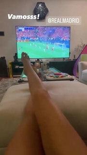 Laura Barriales feet photo thumbnail