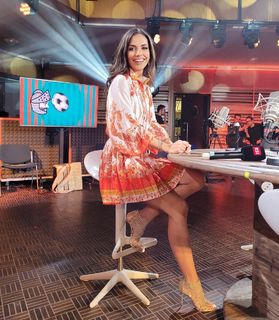 Laura Barriales feet photo thumbnail