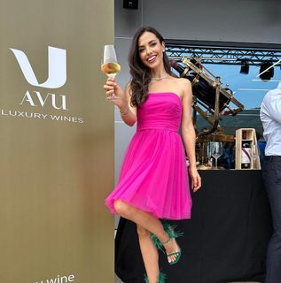 Laura Barriales feet photo thumbnail