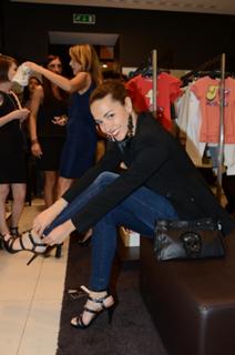 Laura Barriales feet photo thumbnail