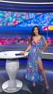 Laura Barriales feet photo thumbnail